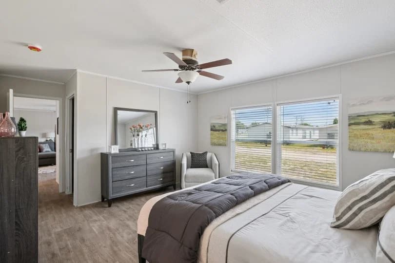 Valuhomes 28724p bedroom home features