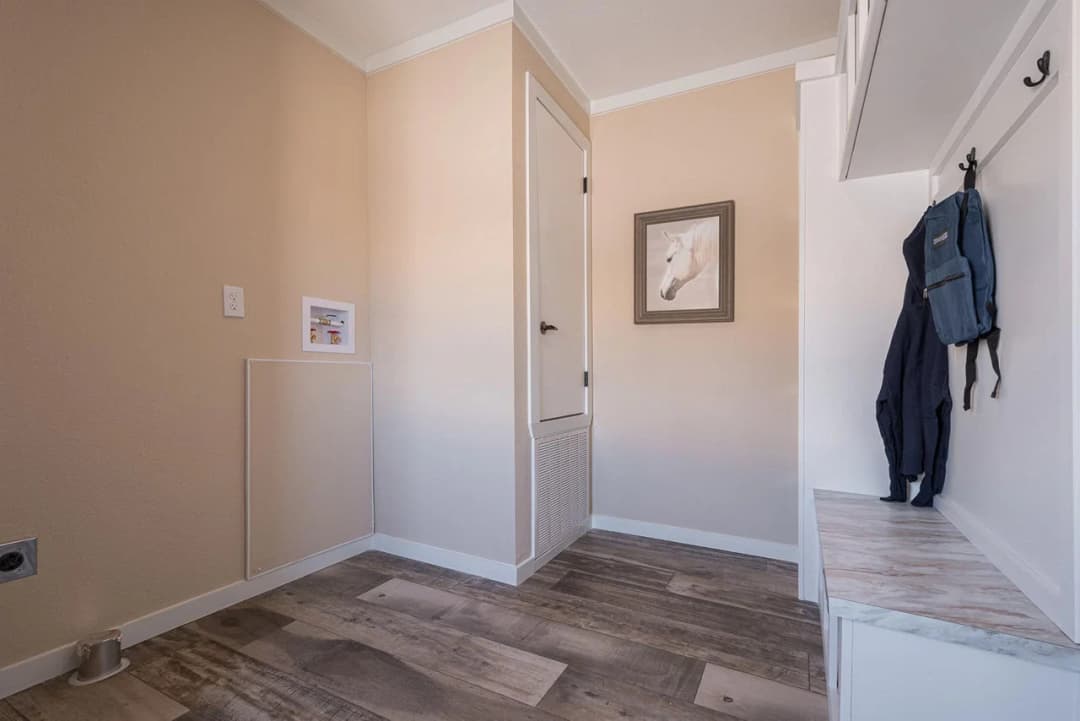 Innovation in3266h32050 interior home features