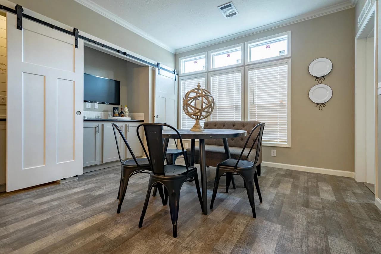 Innovation in3268h32052 interior home features