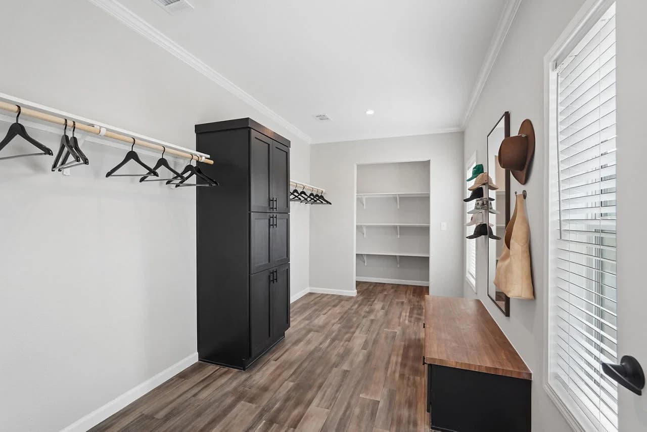 Innovation in3276h42466 interior home features
