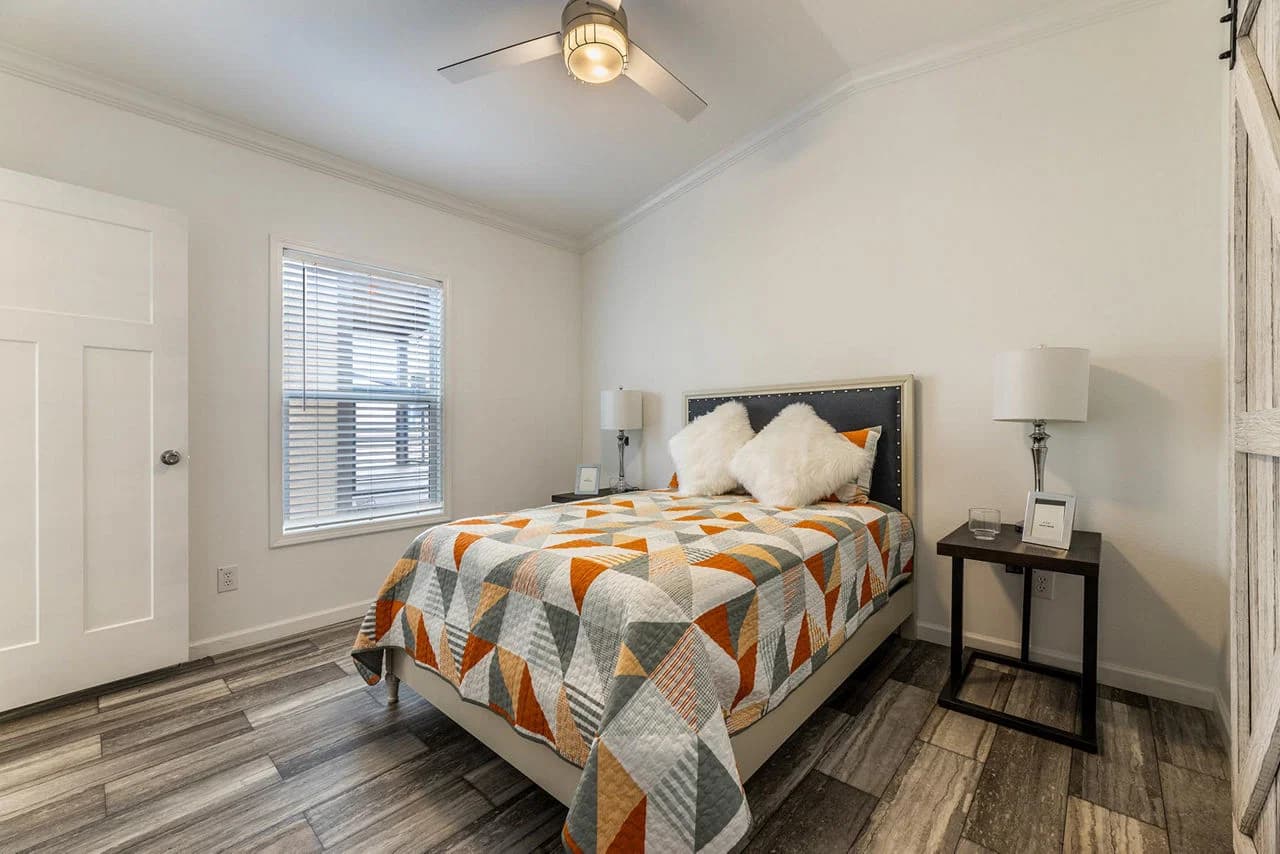 Innovation in1650h11059 bedroom home features