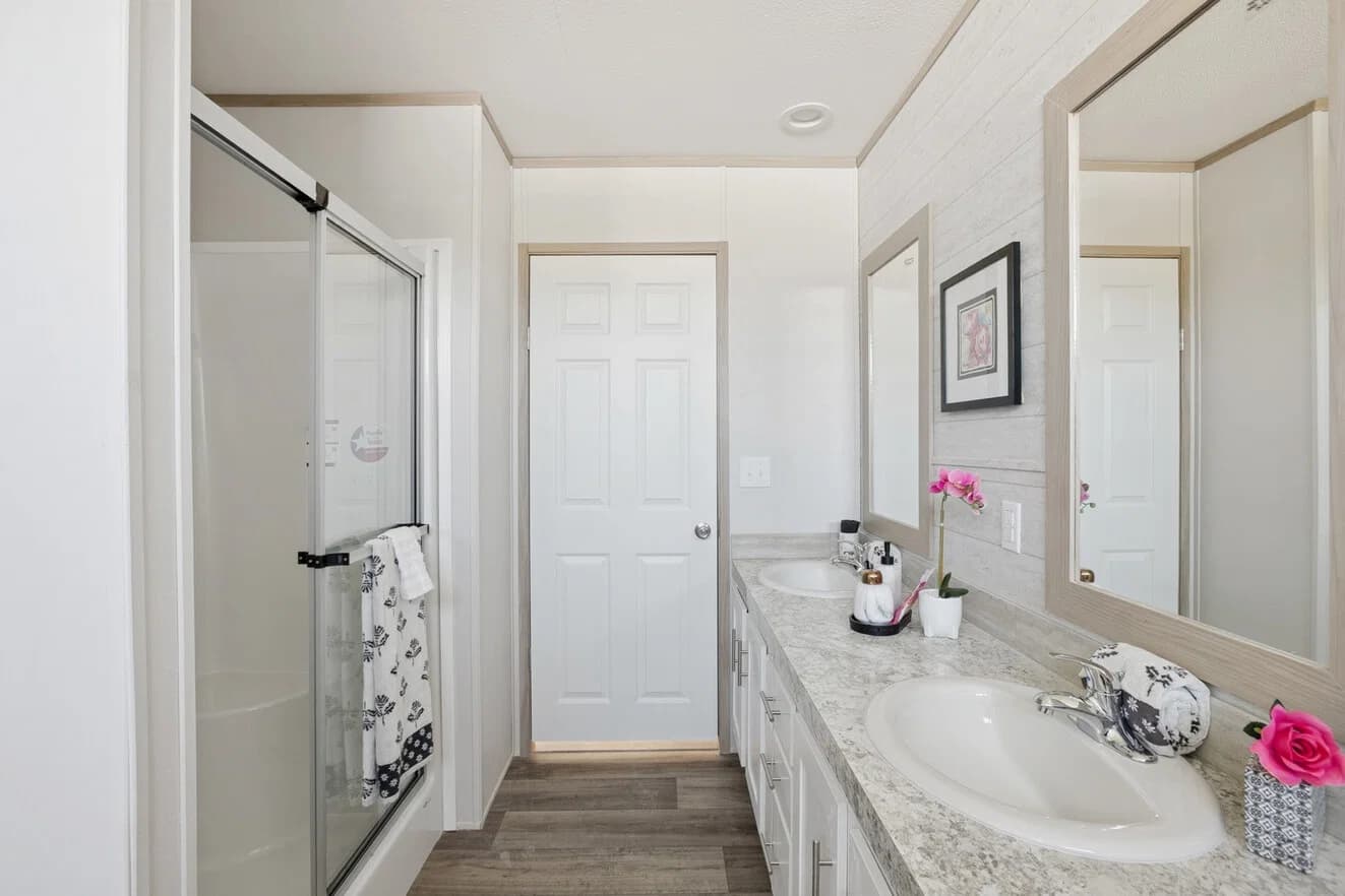 Pinnacle 28603p bathroom home features