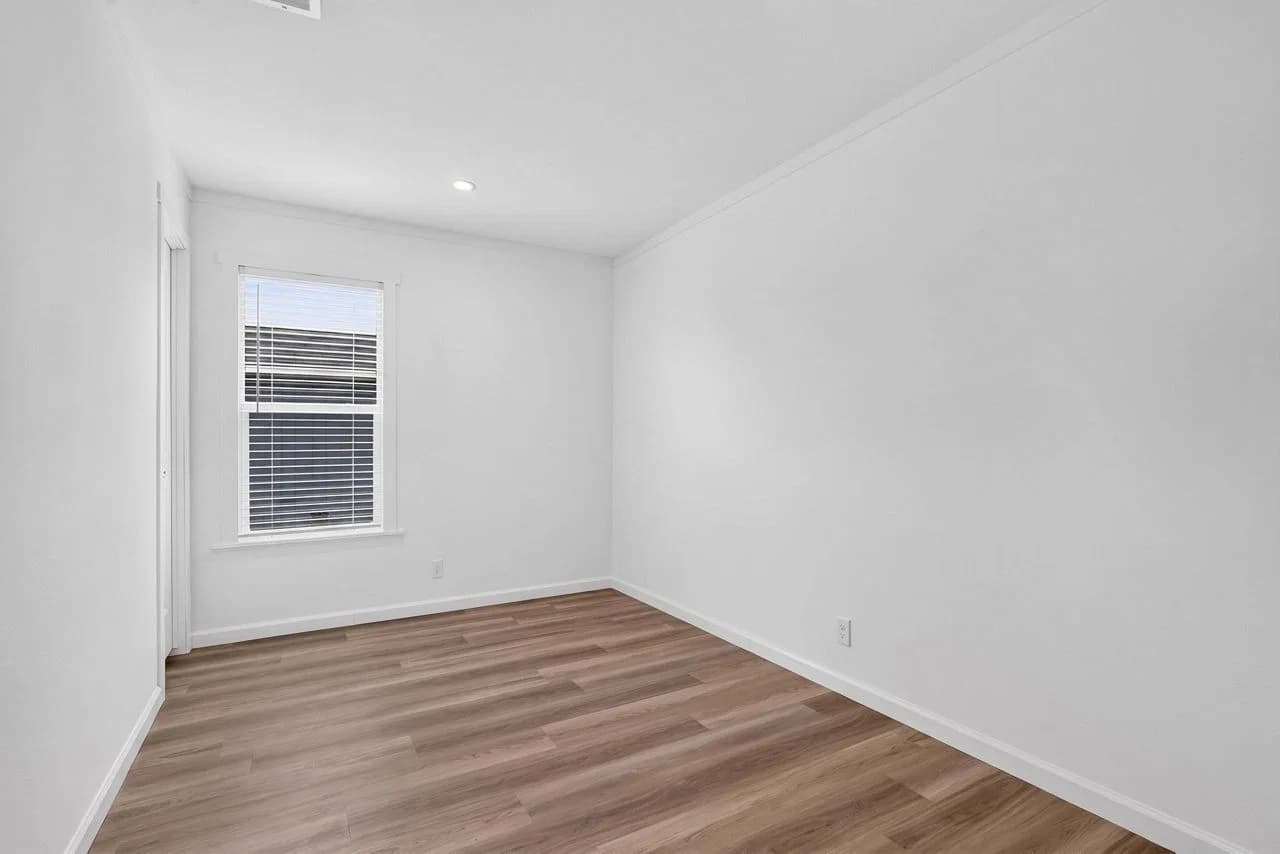 Nm2076a bedroom home features