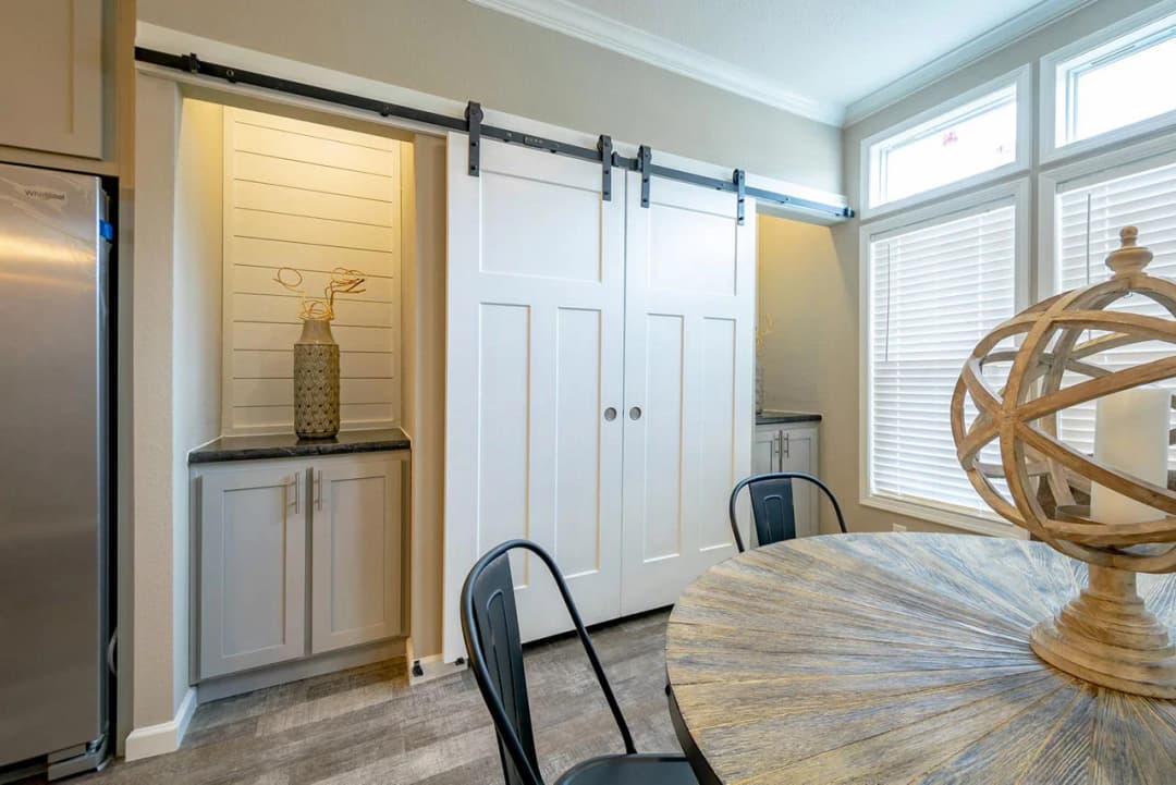 Innovation in3268h32052 interior home features