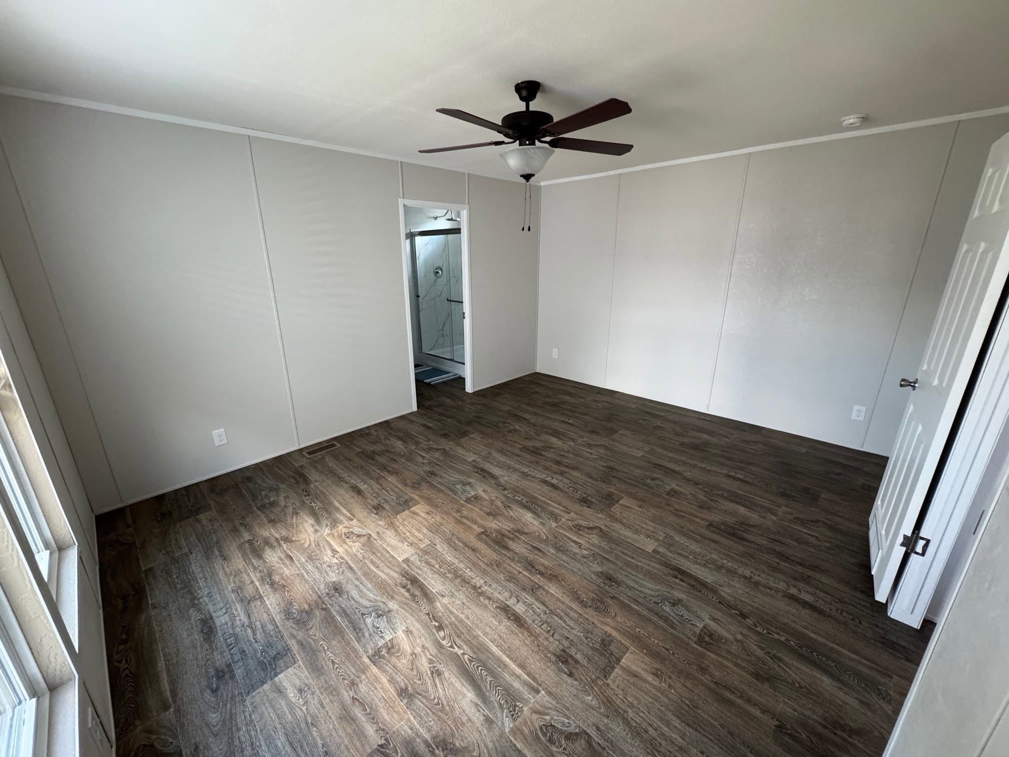Landmark 16763a bedroom home features