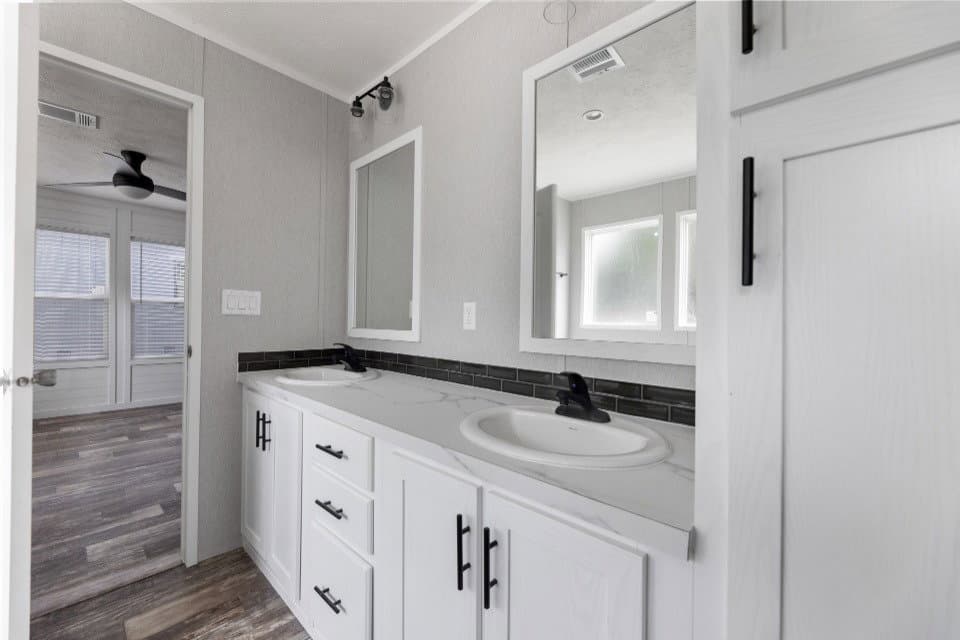 Verde ranch 28523n interior and bathroom home features