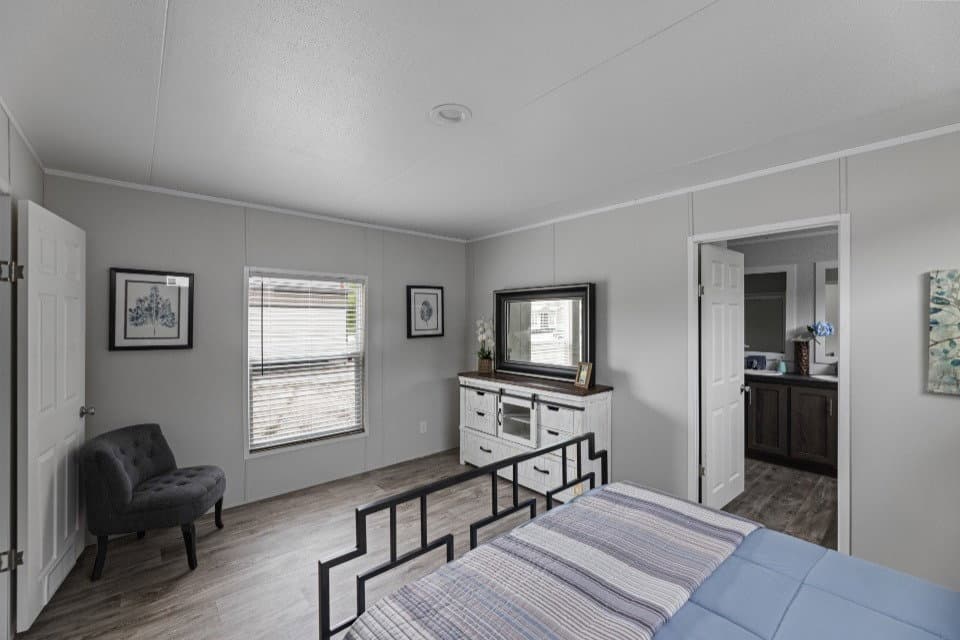 Pinnacle 16763p bedroom home features