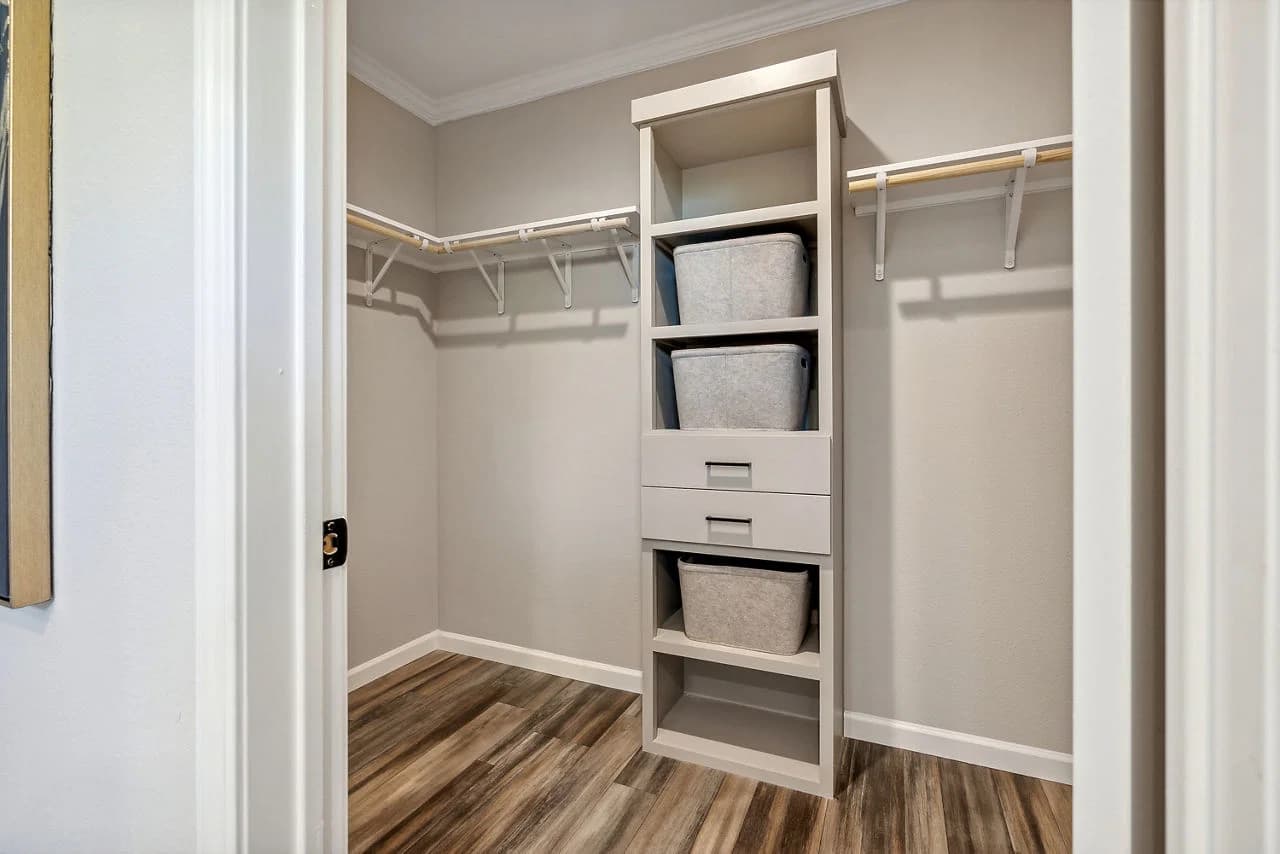Innovation in3268h42421 interior home features