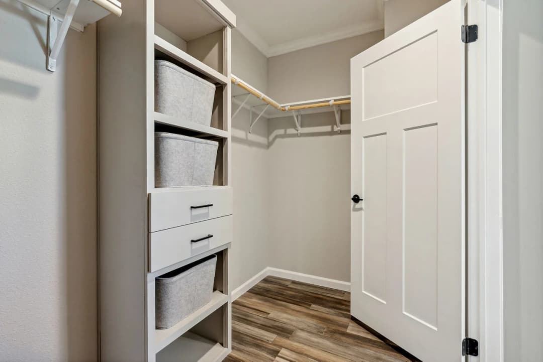 Innovation in3268h42421 interior home features