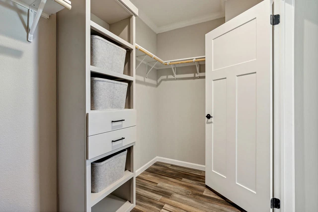 Innovation in3268h42421 interior home features