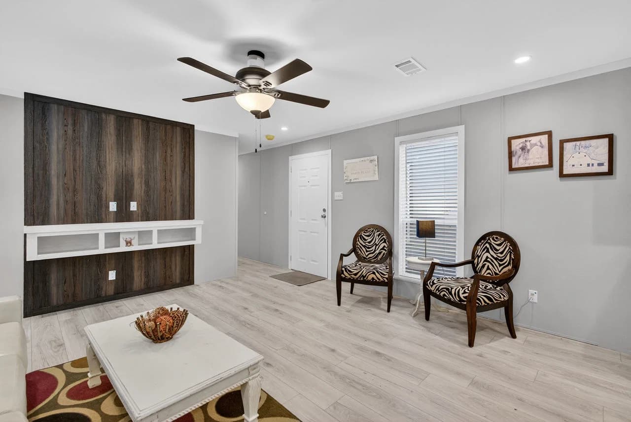 Nm1676c interior home features