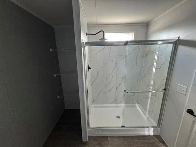 Landmark 16763b bathroom home features