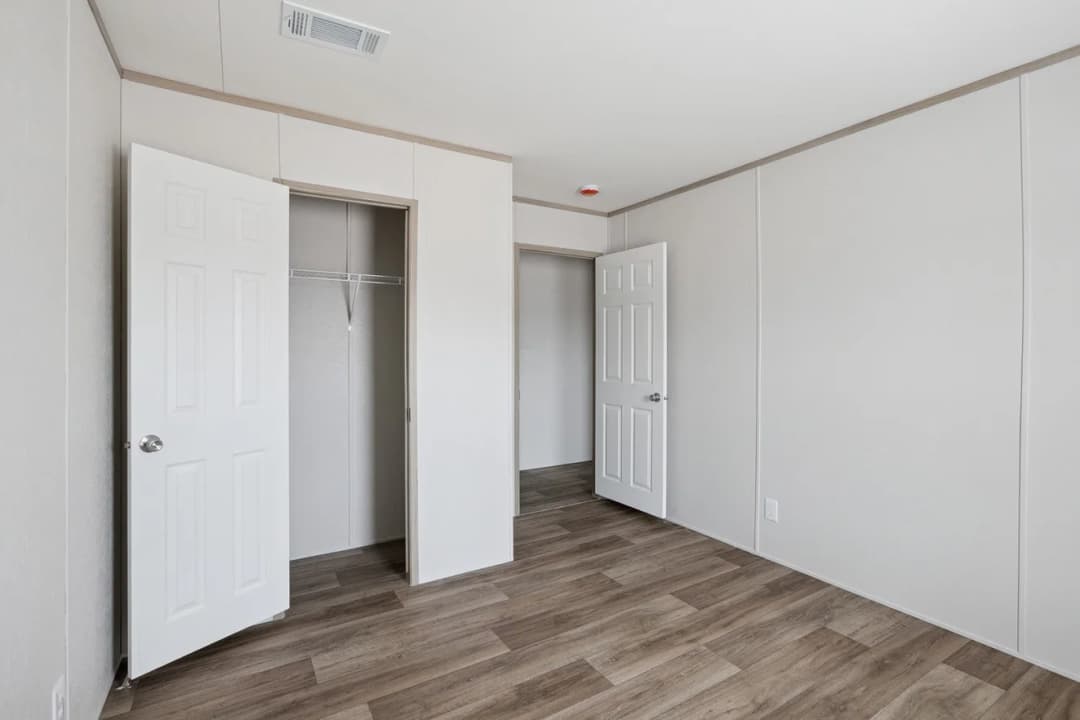 Pinnacle 28603p bedroom home features