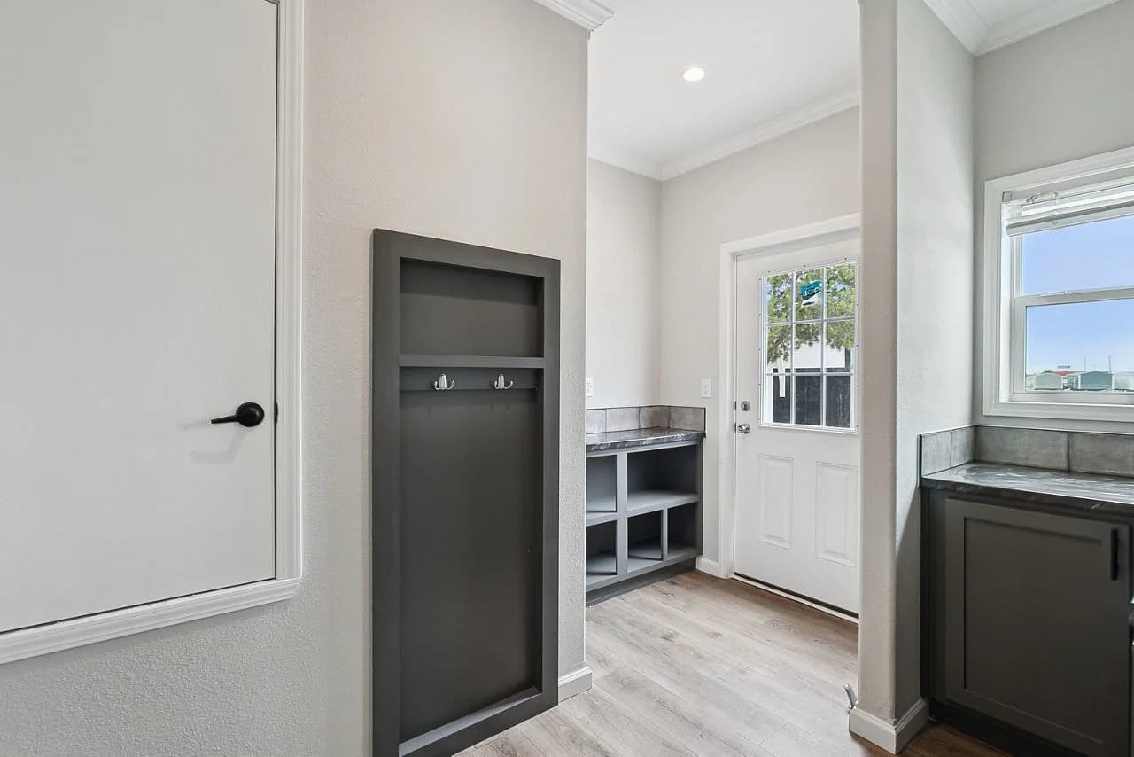 Innovation in3276h42094 interior home features