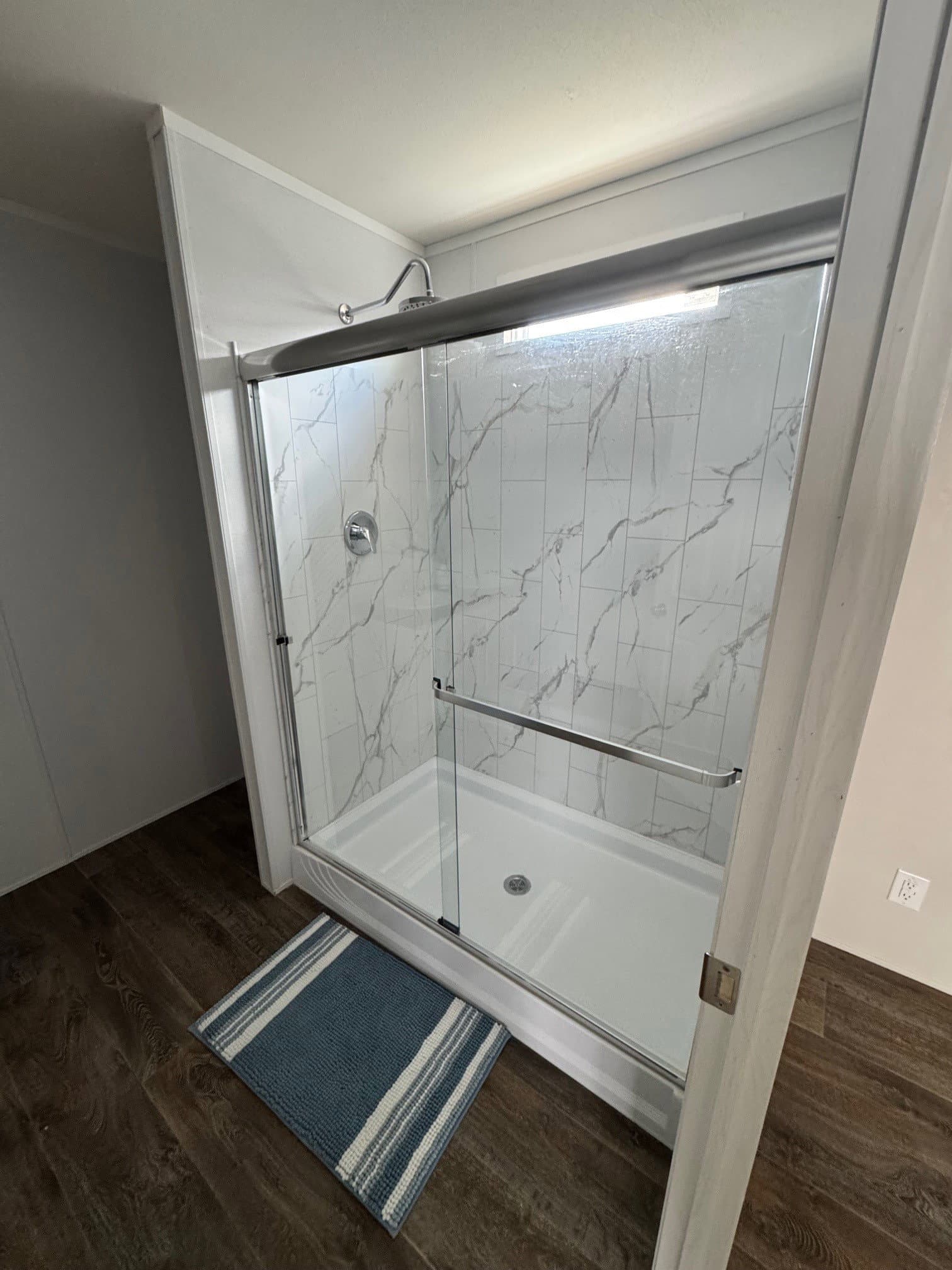 Landmark 16763a bathroom home features