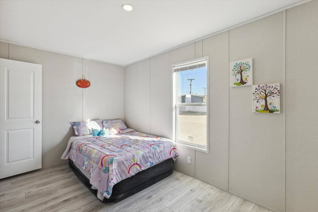 Rm1676c bedroom home features