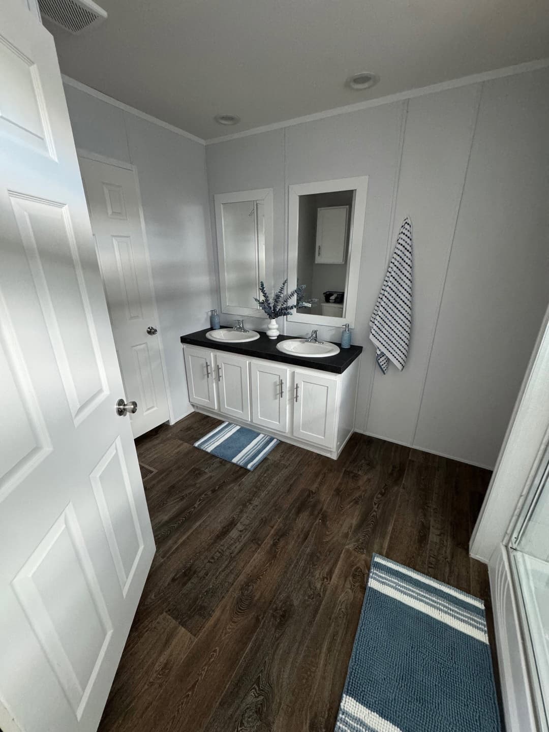 Landmark 16763a bathroom home features