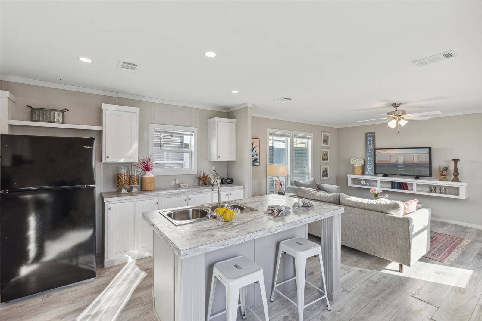 Rm1676c kitchen home features