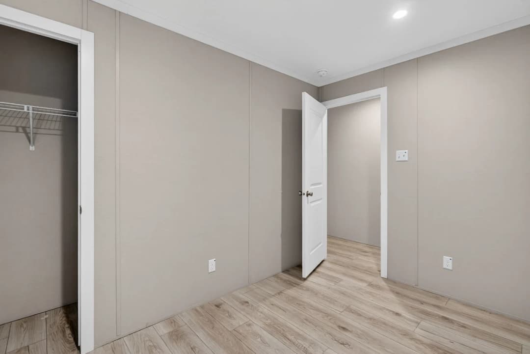 Nm1676c interior home features