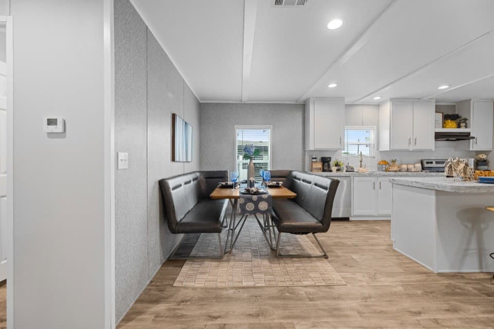 Pinnacle 32523p interior home features