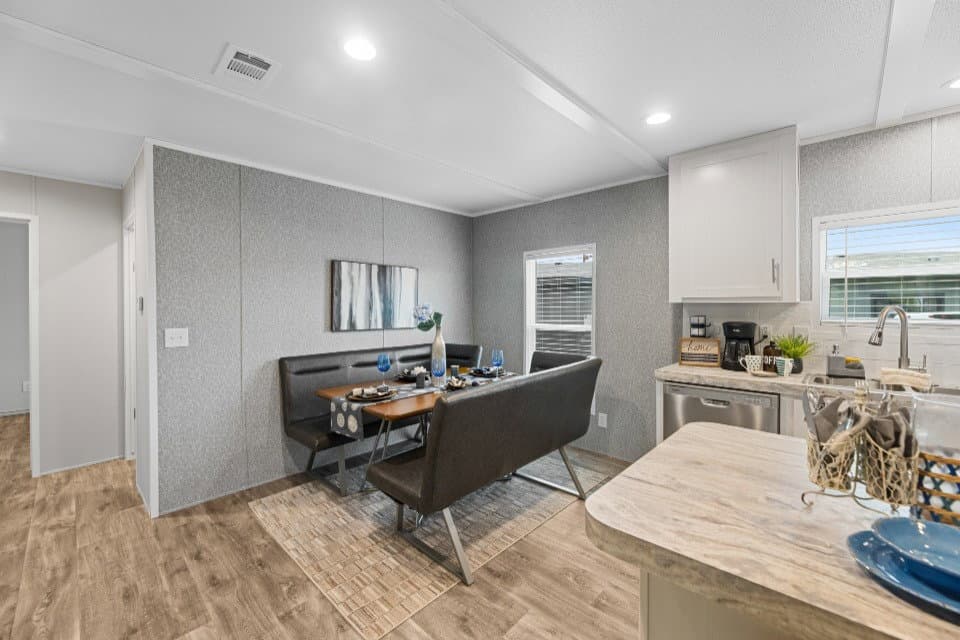 Pinnacle 32523p interior home features