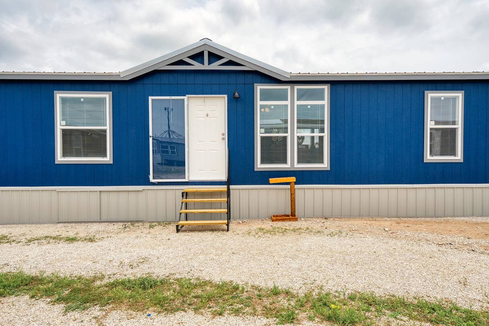 Nm3252a hero, elevation, and exterior home features
