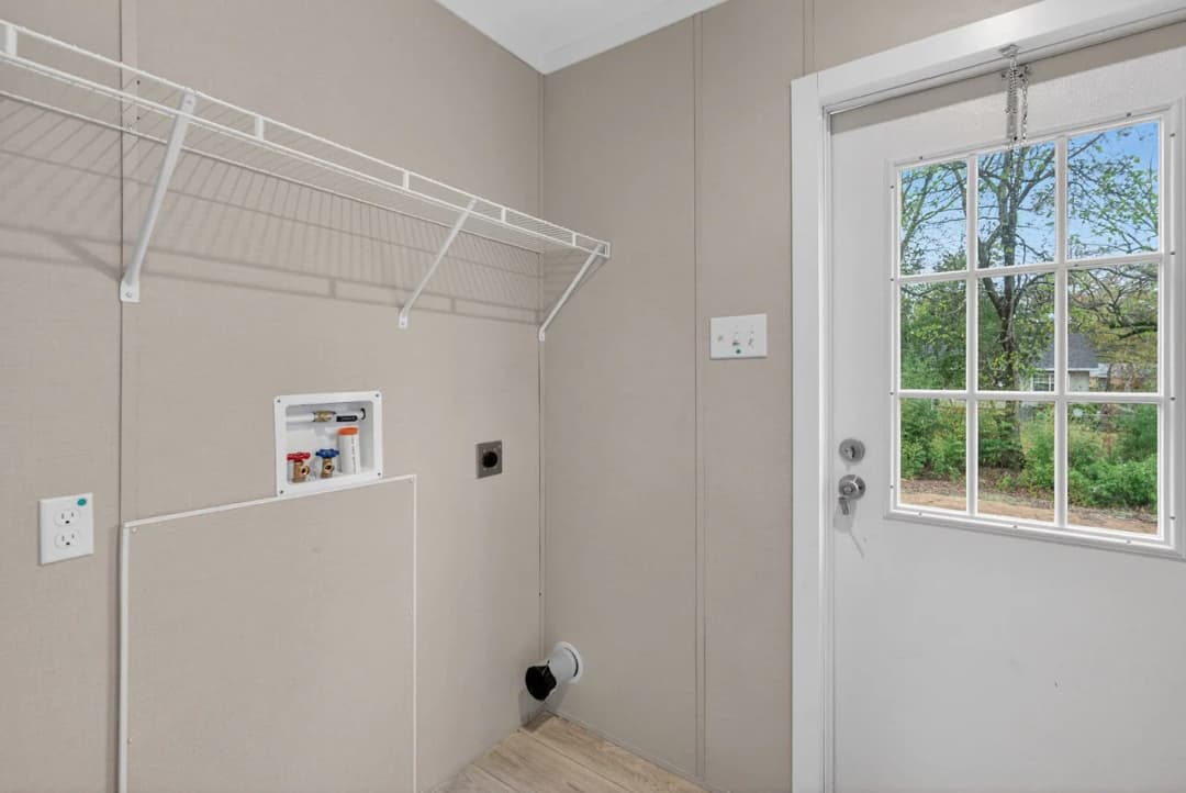 Nm1676c interior home features