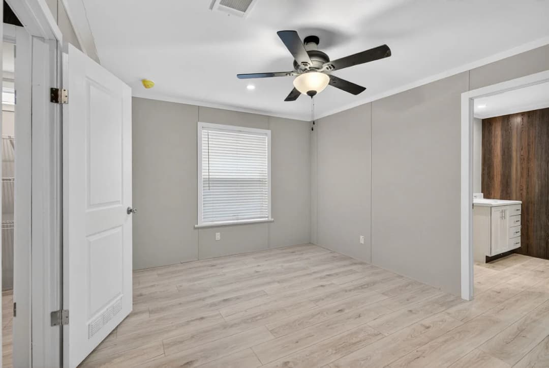 Nm1676c interior home features