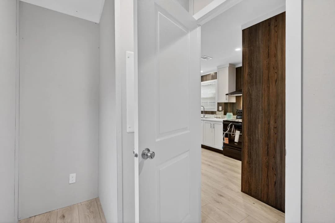 Nm1676c interior home features