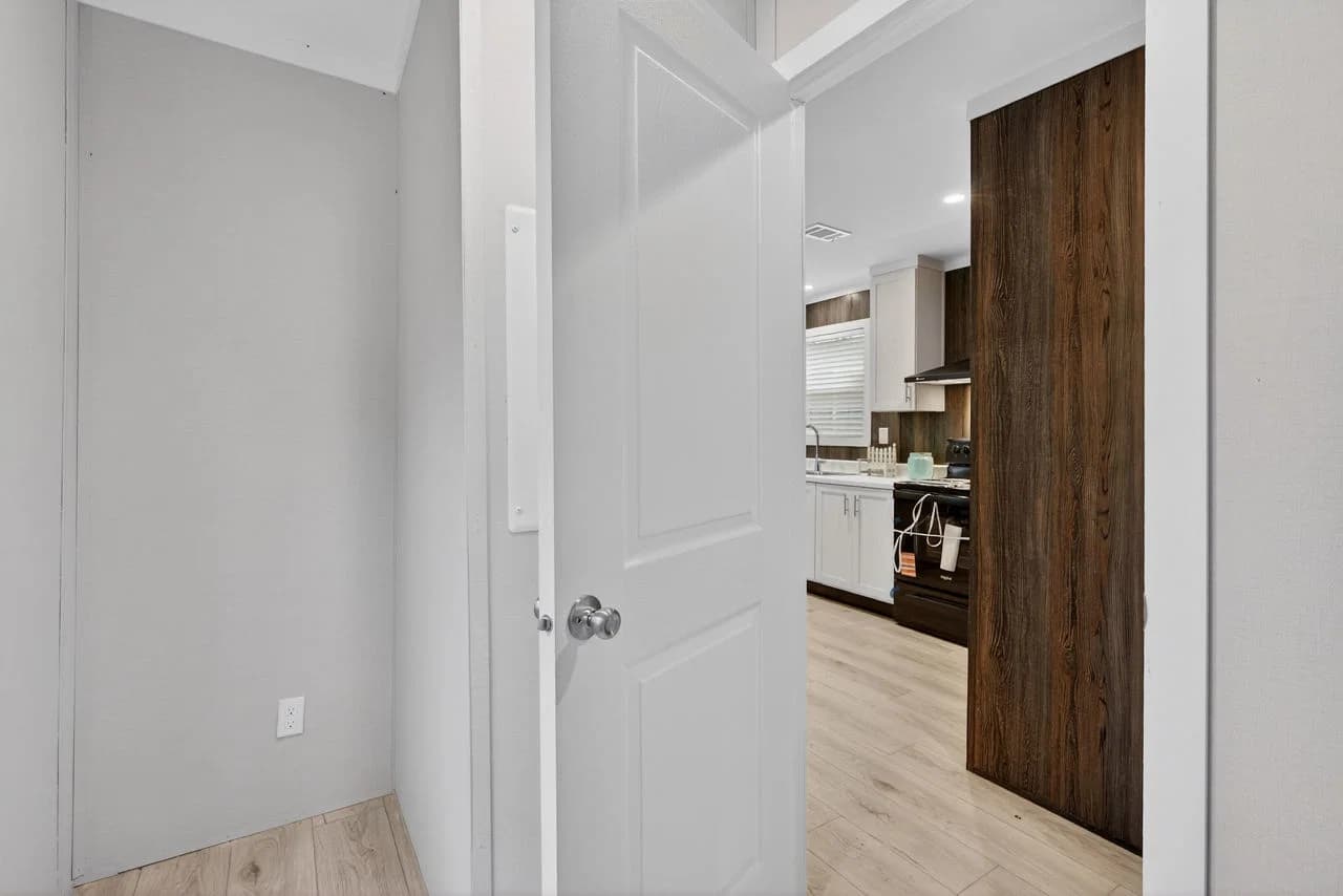 Nm1676c interior home features