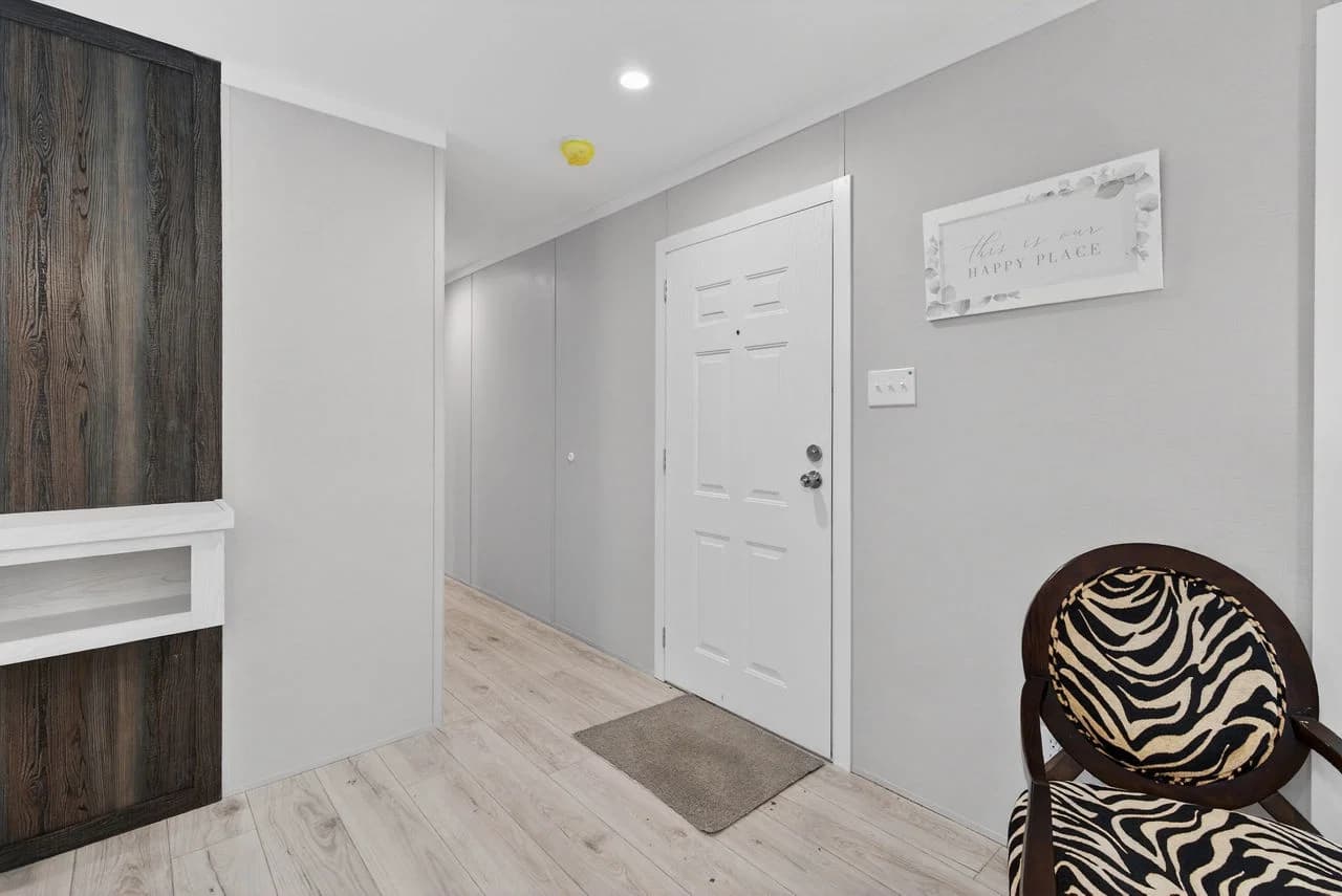 Nm1676c interior home features