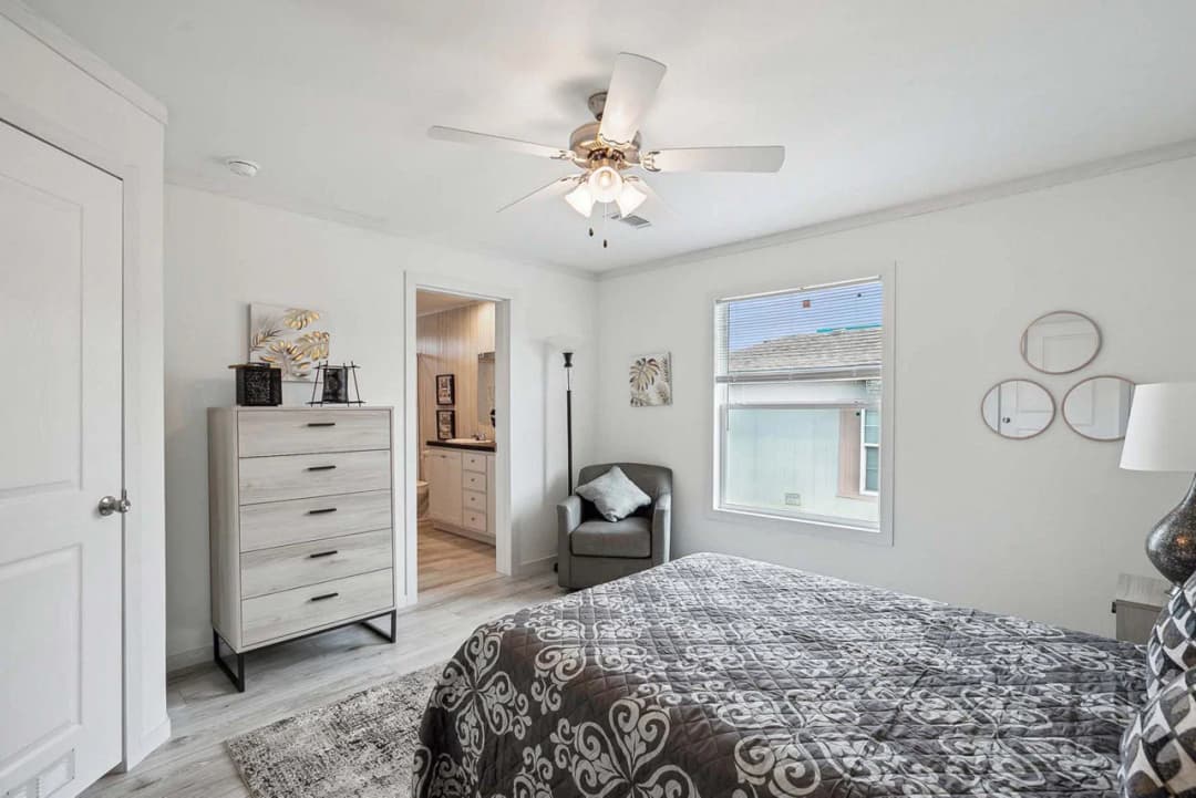 Nm2852a bedroom home features