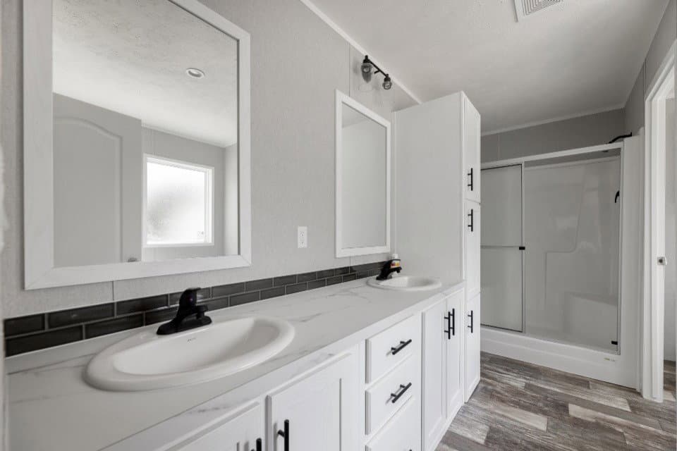 Verde ranch 28603n interior and bathroom home features